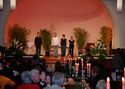 Improvisationstheater auf der Bühne mit mehreren Künstlern als Impro Krimi Dinner