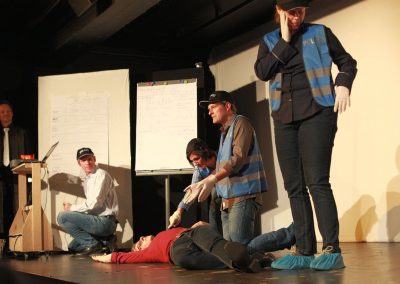 Improtheater auf der Bühne beim Impro Krimi Dinner