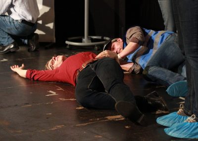 Improtheater auf der Bühne beim Impro Krimi Dinner