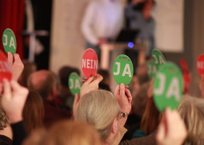 Improtheater Stimmungsbild beim Impro Krimi Dinner wo Zuschauer den Täter ermitteln