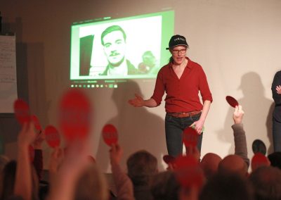 Improtheater auf der Bühne beim Impro Krimi Dinner